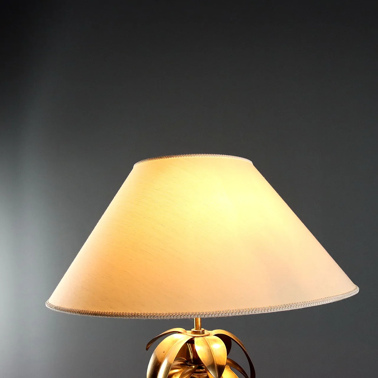 Lampada in ottone con decoro a foglie e paralume in tessuto, '900 3