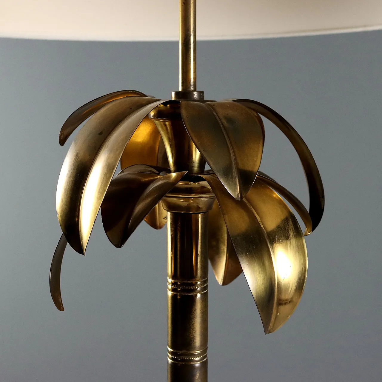 Lampada in ottone con decoro a foglie e paralume in tessuto, '900 8