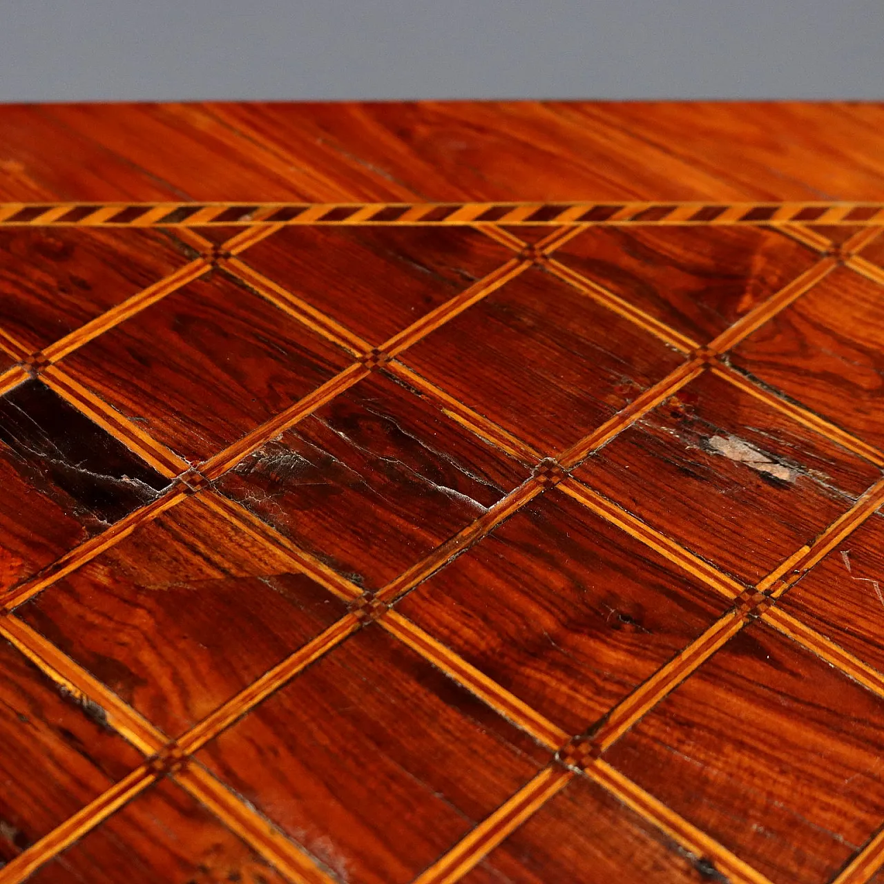 Tavolo da gioco impiallacciato in palissandro e mogano, '700 7