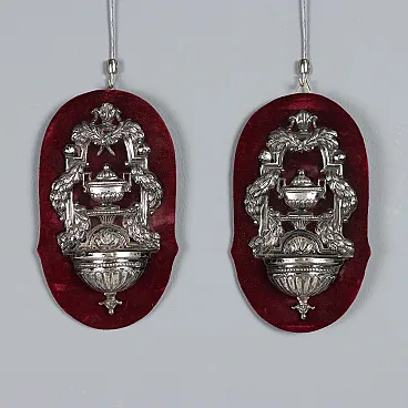 Coppia di acquasantiere in argento sbalzato e cesellato, '800