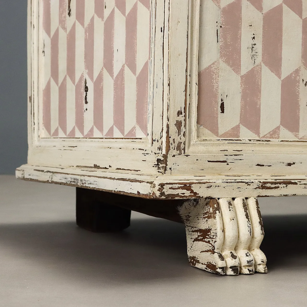 Chest in lacquered walnut and wrought iron, 18th century 7