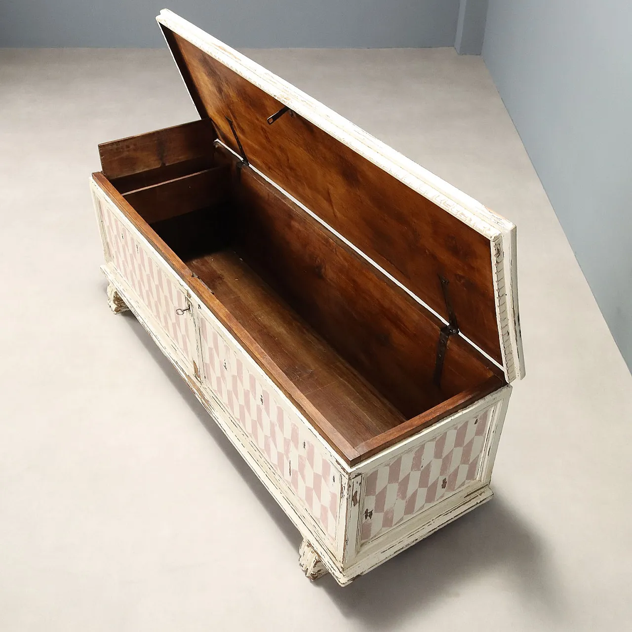 Chest in lacquered walnut and wrought iron, 18th century 8