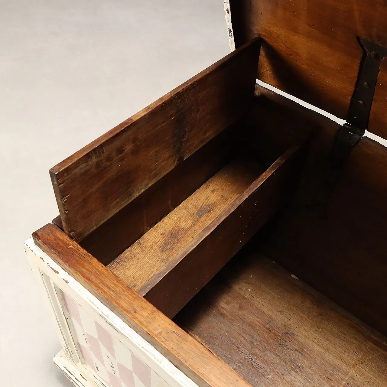 Chest in lacquered walnut and wrought iron, 18th century 10