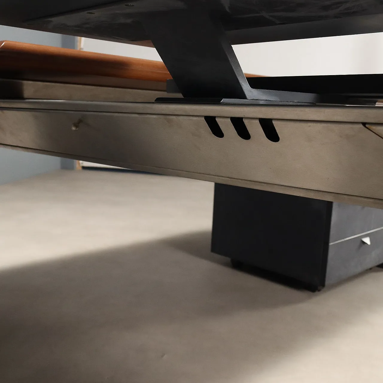 Scrivania con cassetti in noce e alluminio cromato, '900 4