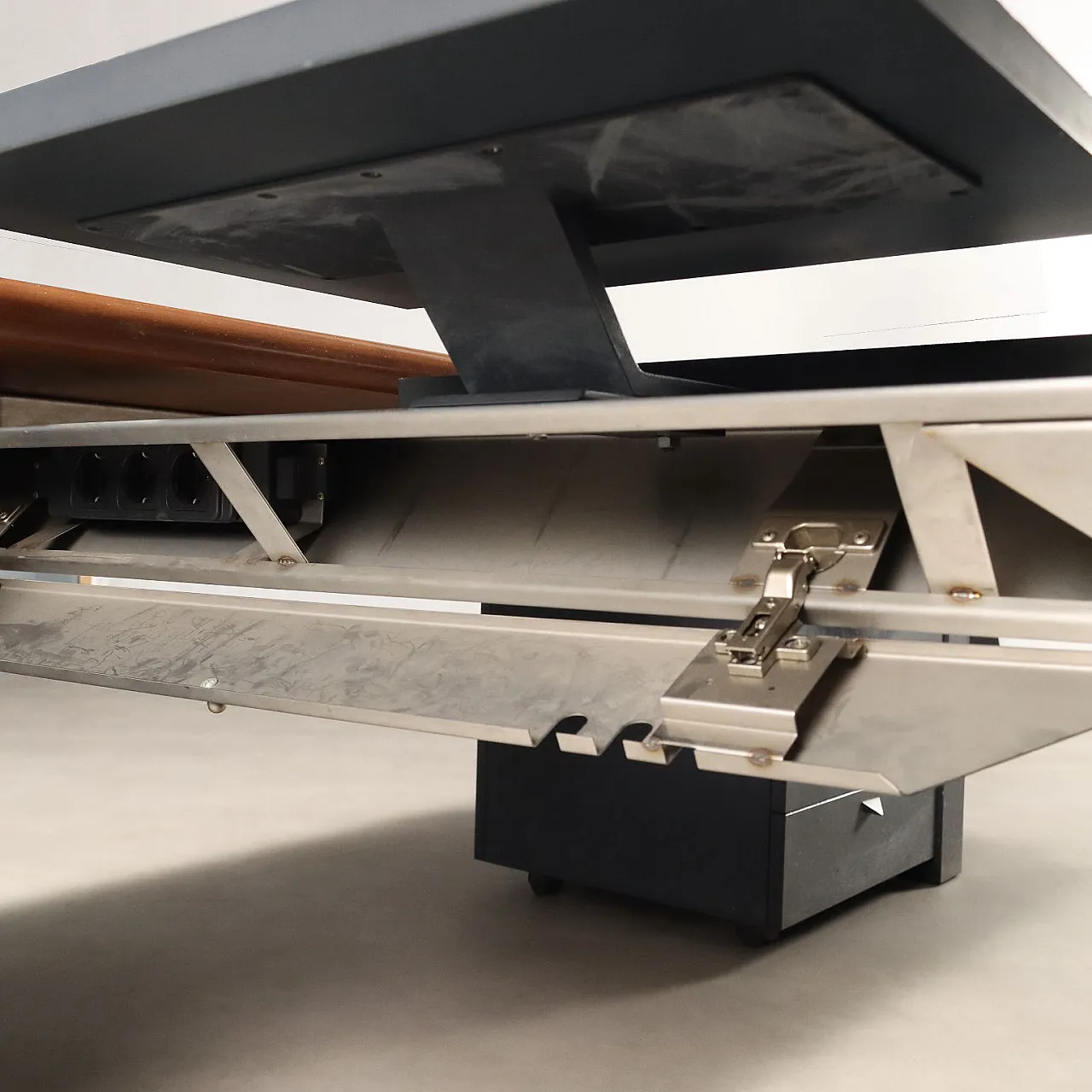 Scrivania con cassetti in noce e alluminio cromato, '900 5