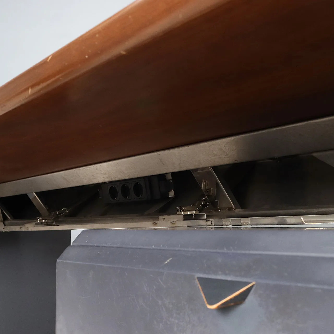 Scrivania con cassetti in noce e alluminio cromato, '900 6