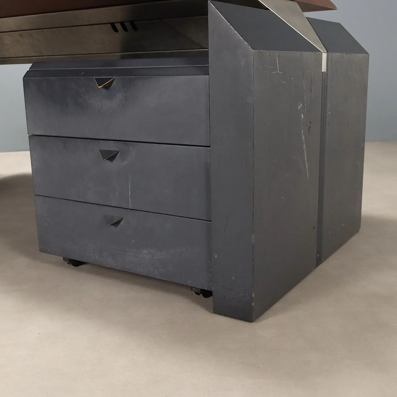 Scrivania con cassetti in noce e alluminio cromato, '900 7