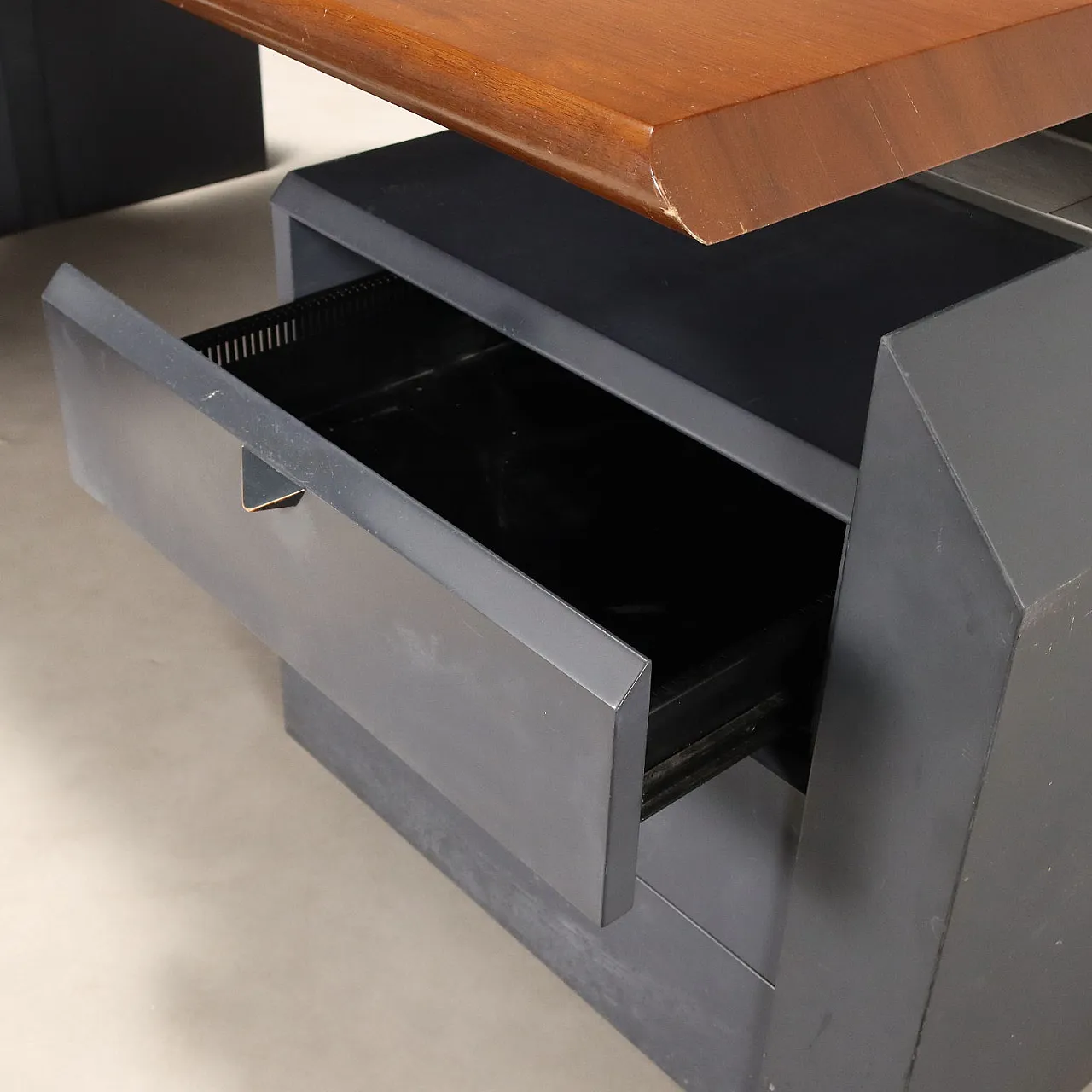 Scrivania con cassetti in noce e alluminio cromato, '900 8