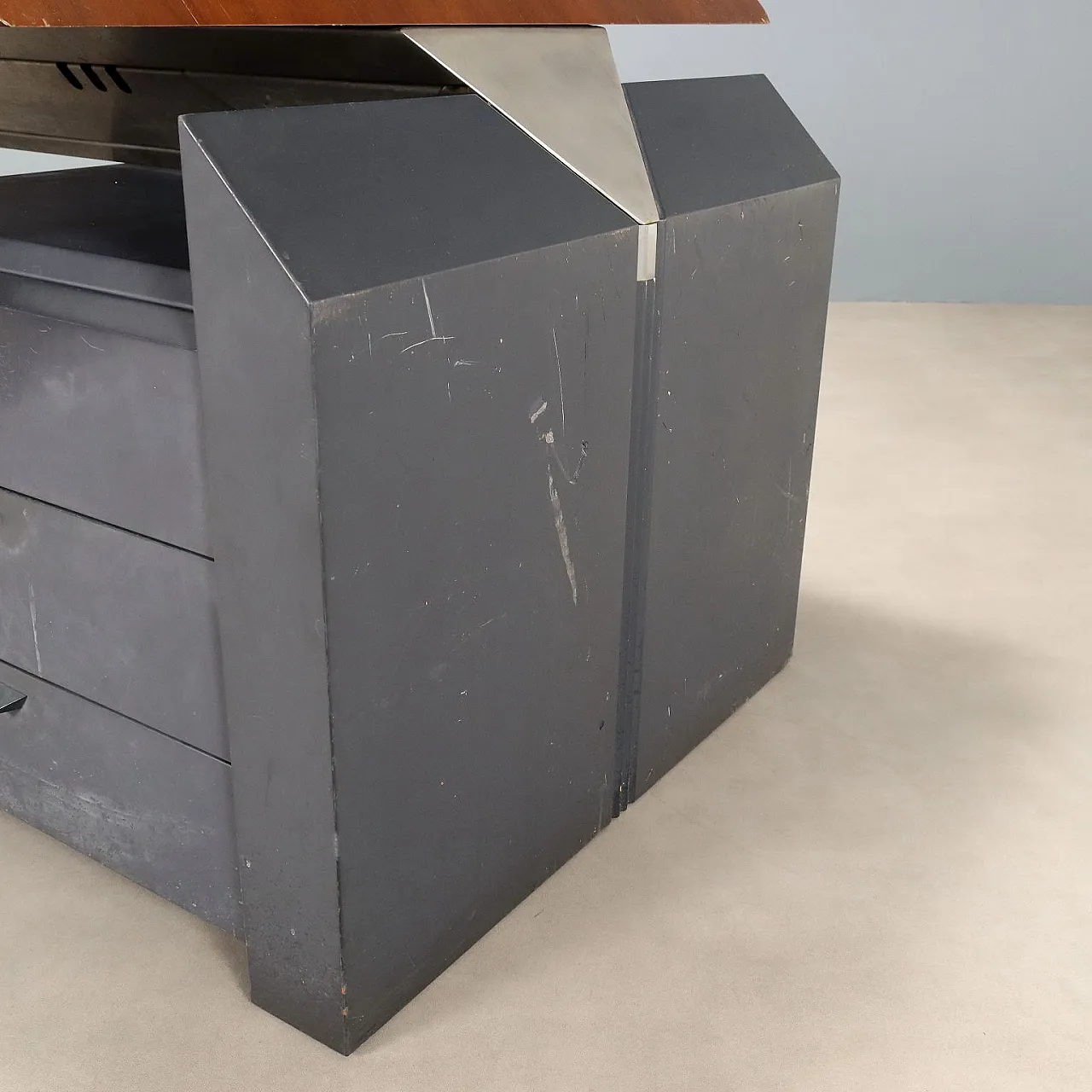 Scrivania con cassetti in noce e alluminio cromato, '900 9