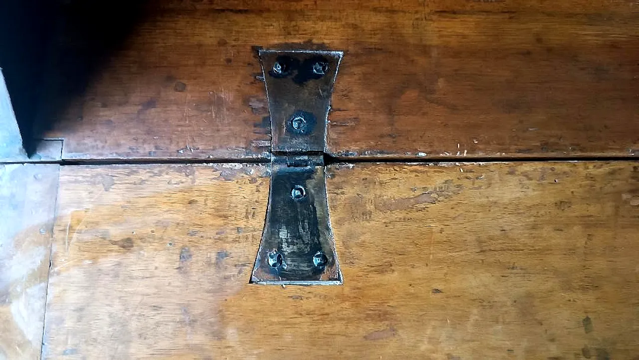 Writing desk with flap and a solid walnut drawer, late 18th century 7