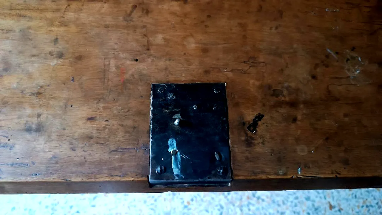 Writing desk with flap and a solid walnut drawer, late 18th century 8