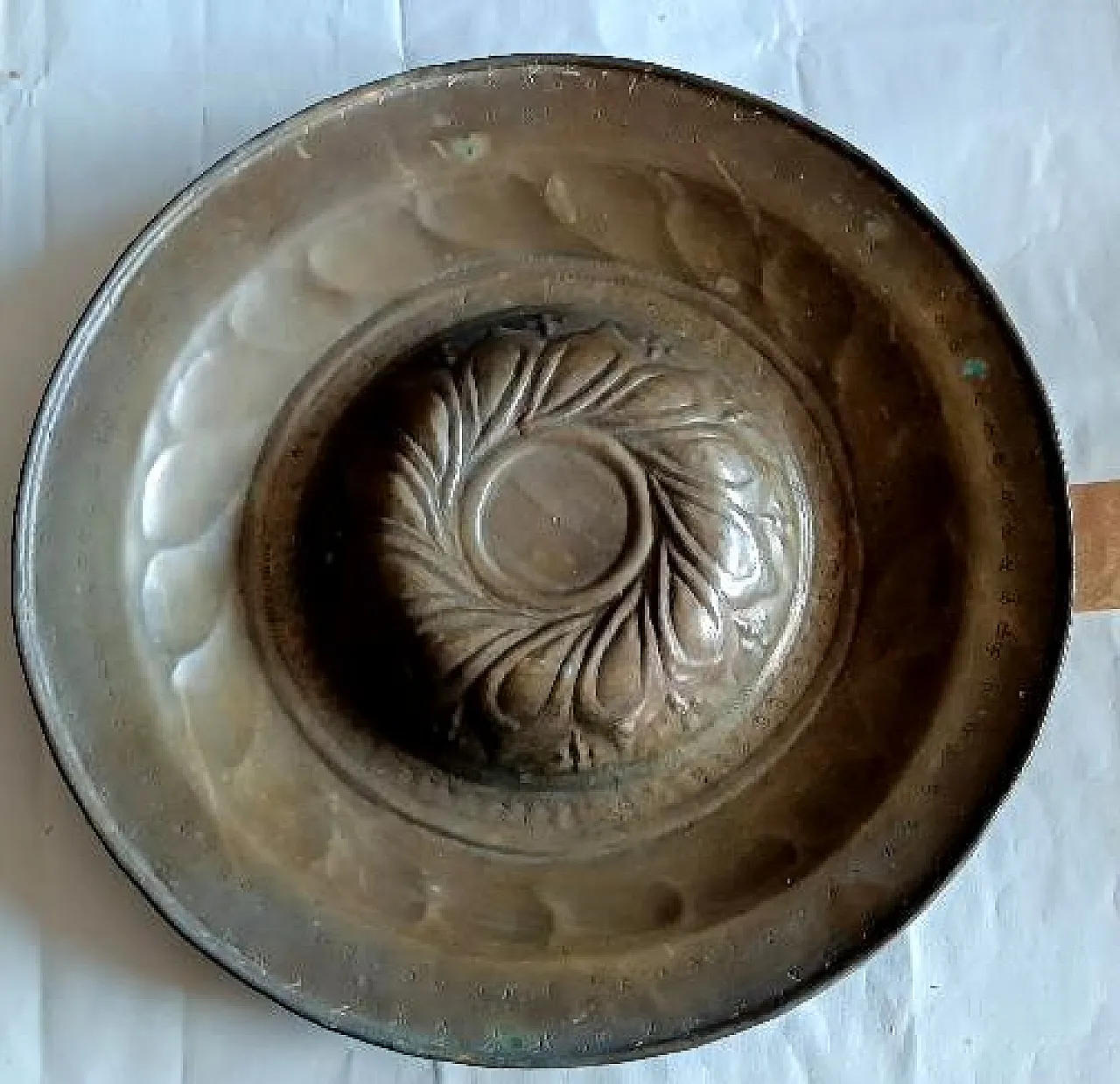 Embossed brass almoner plate, 17th century 1