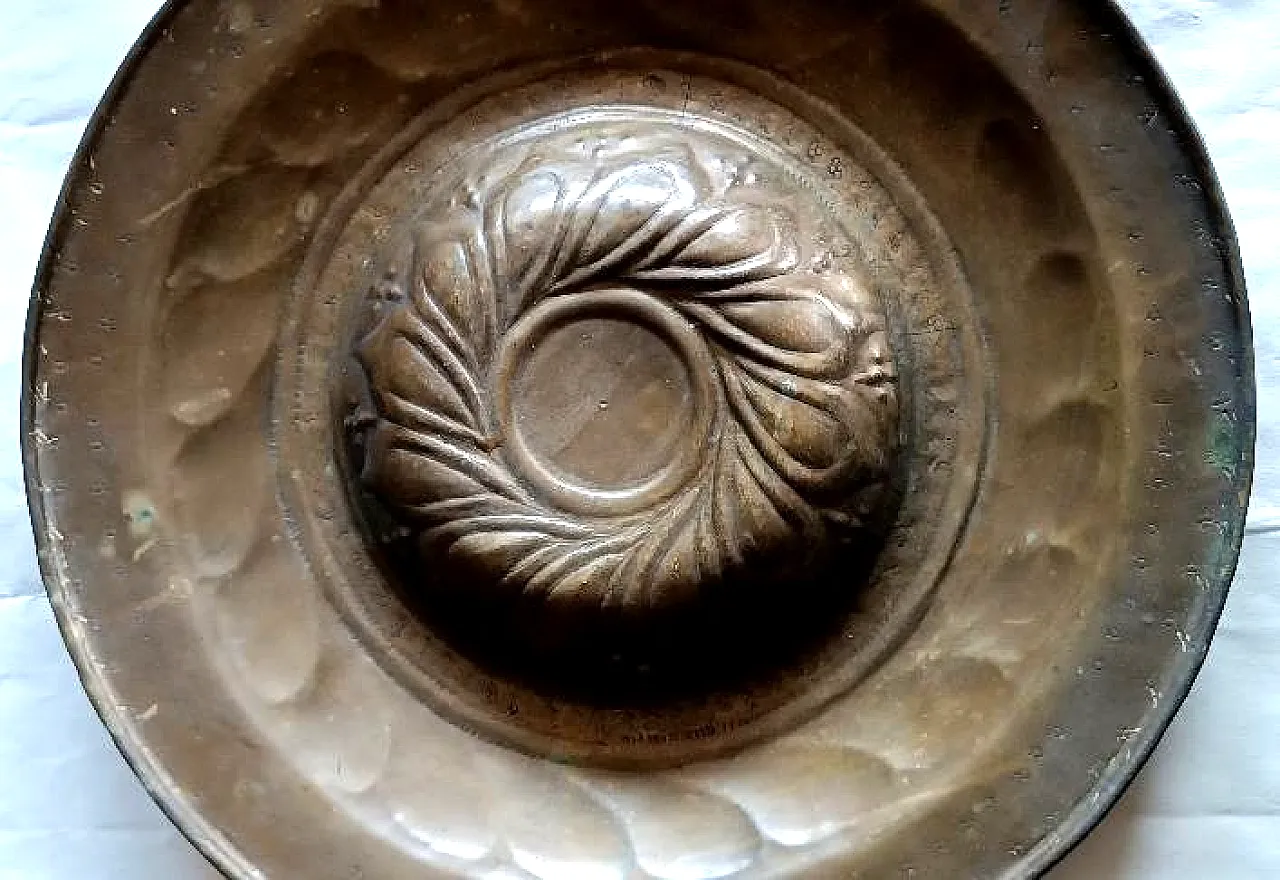 Embossed brass almoner plate, 17th century 3