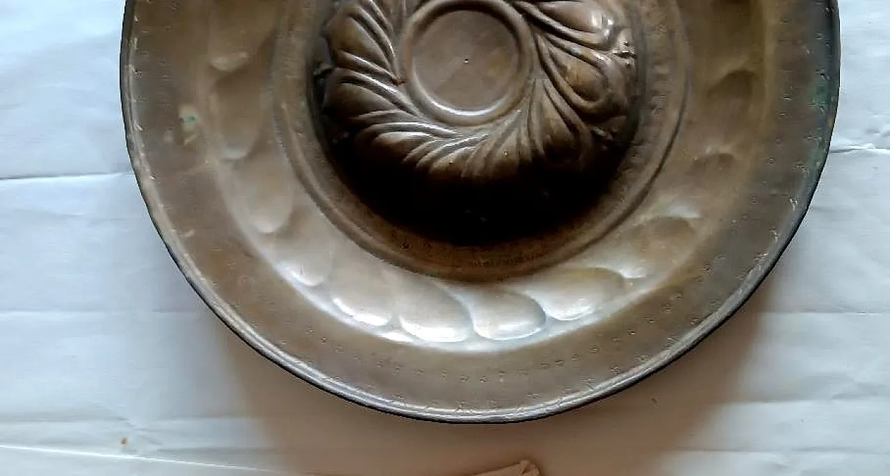 Embossed brass almoner plate, 17th century 4
