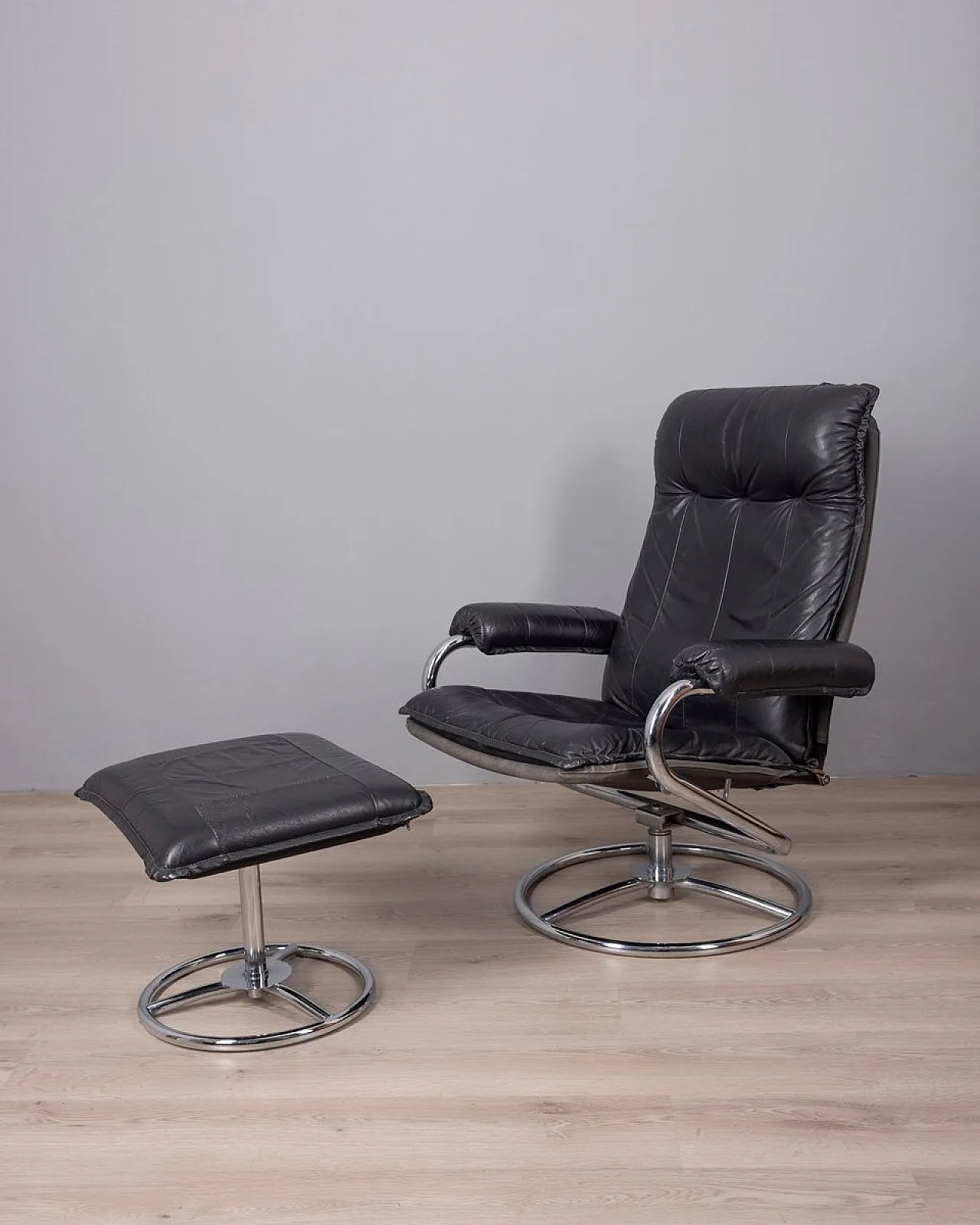 Poltrona in pelle nera con poggiapiedi, anni '70 1