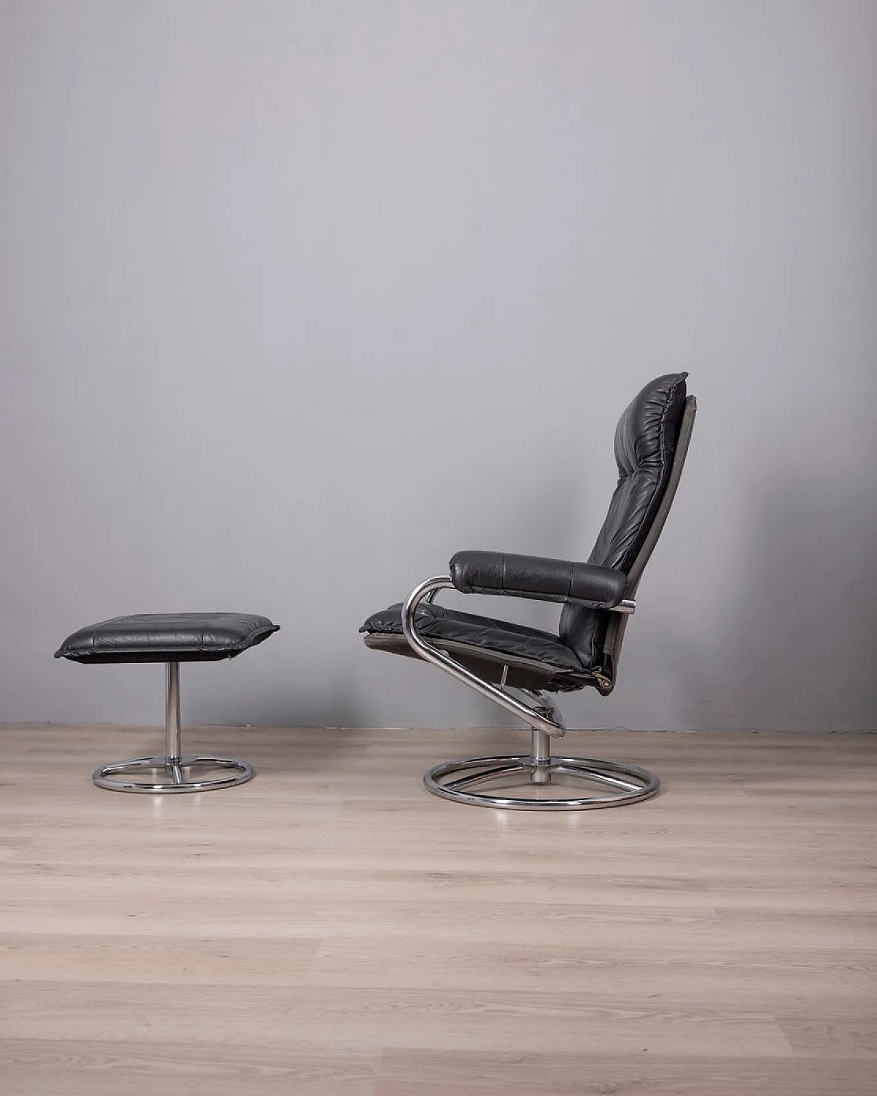Poltrona in pelle nera con poggiapiedi, anni '70 3