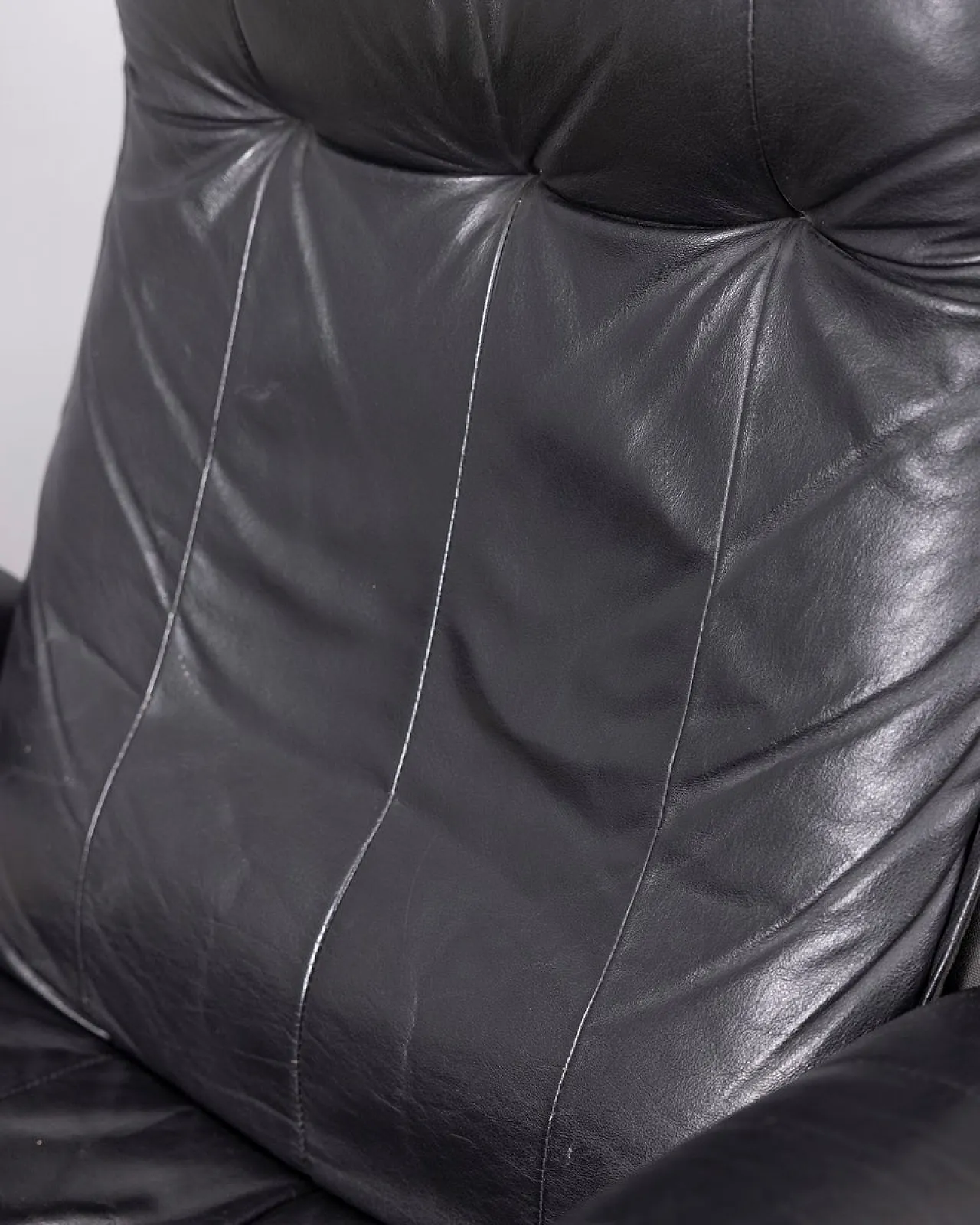 Poltrona in pelle nera con poggiapiedi, anni '70 5