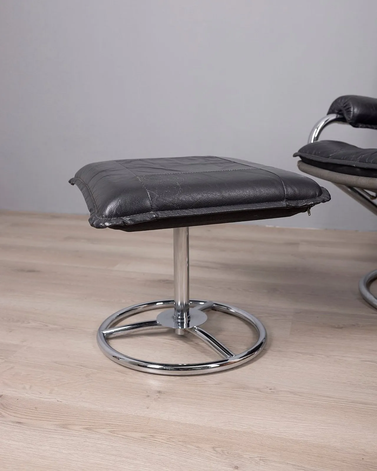 Poltrona in pelle nera con poggiapiedi, anni '70 8