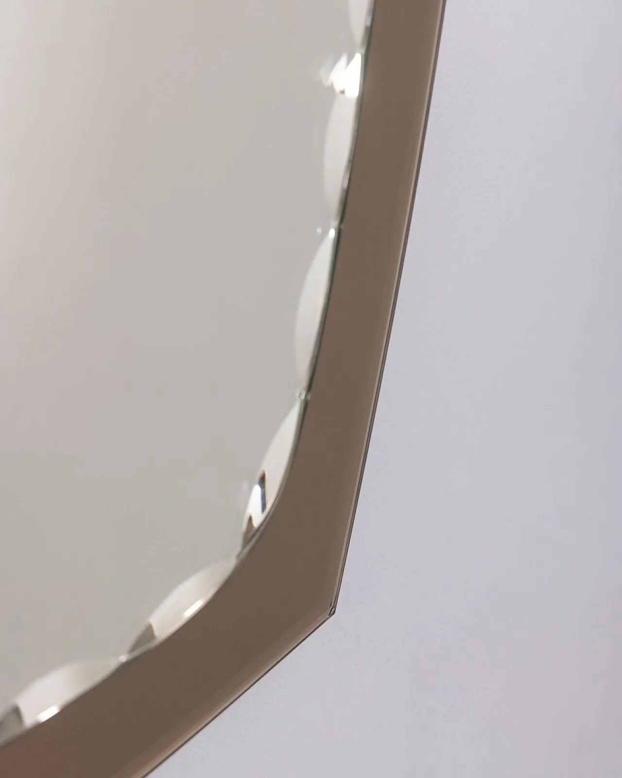 Specchio da parete in vetro fumé con faretti, anni '60 3