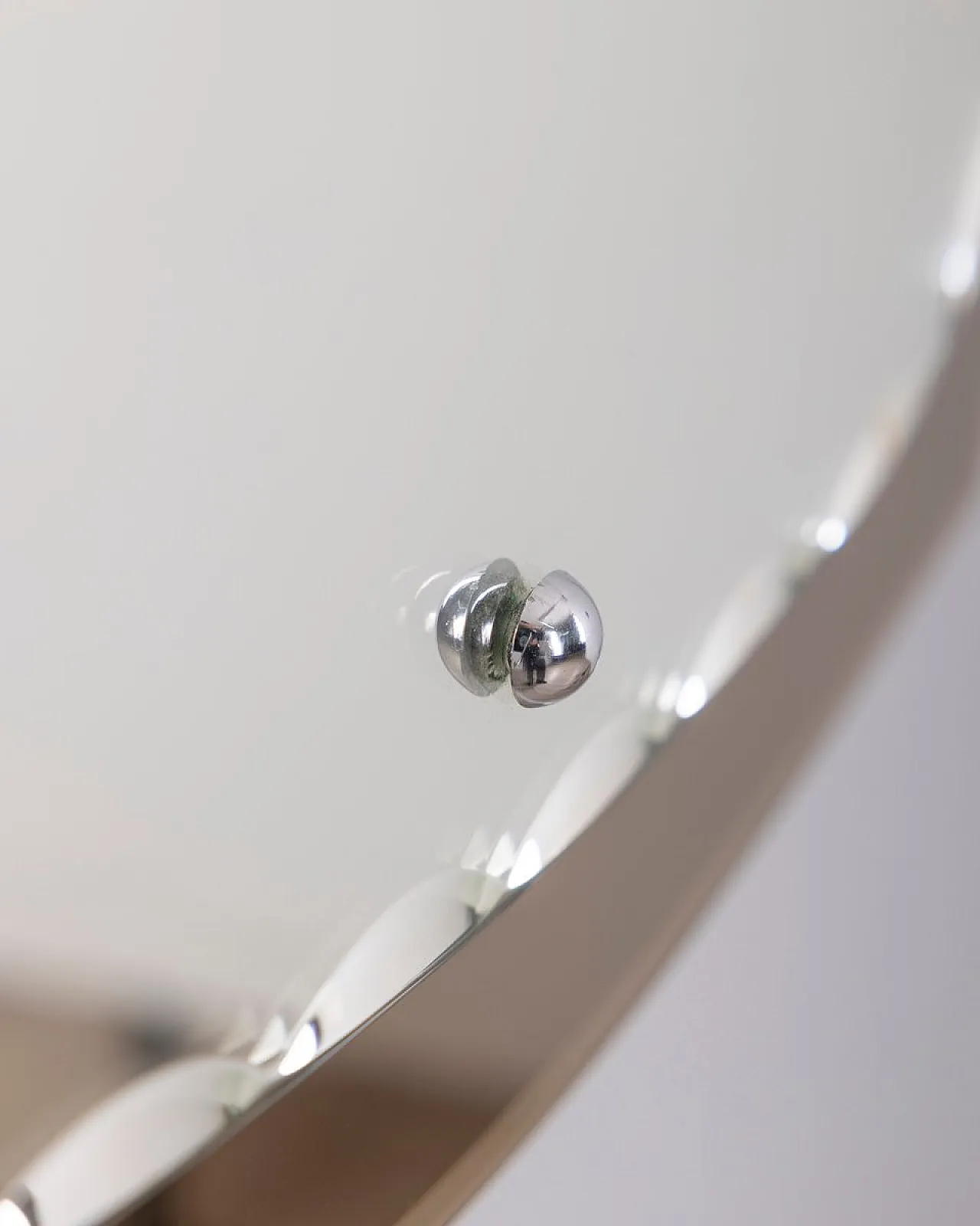 Specchio da parete in vetro fumé con faretti, anni '60 5