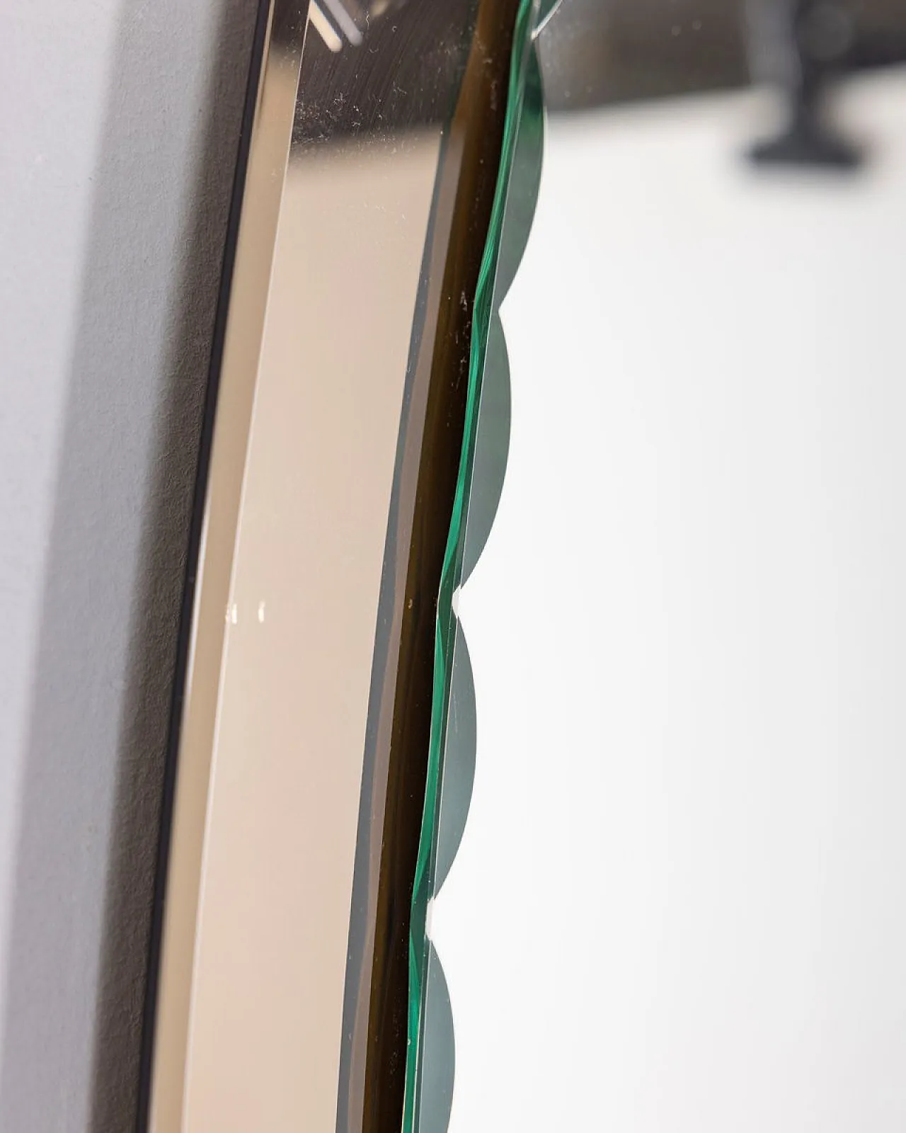 Specchio da parete in vetro fumé con faretti, anni '60 6