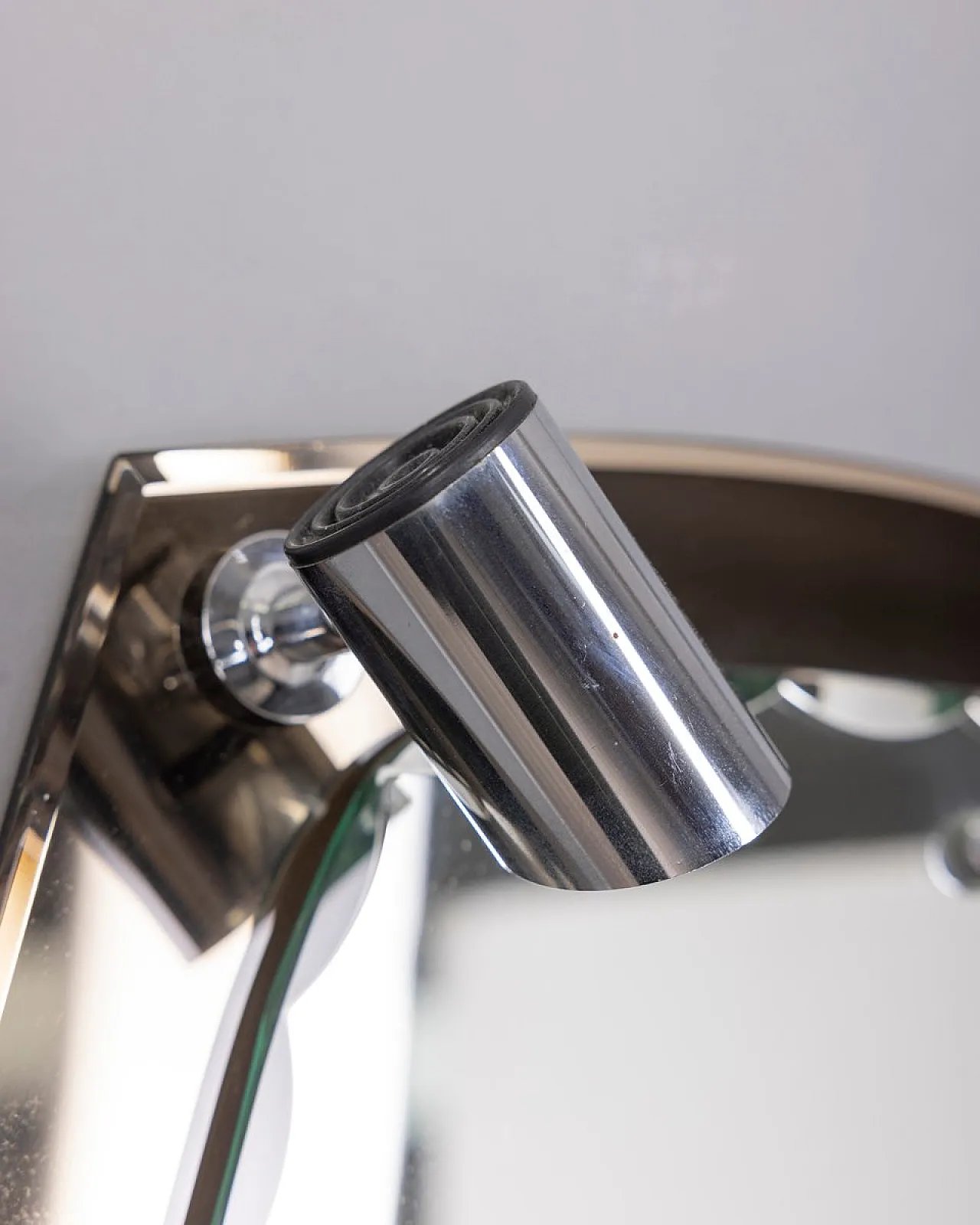 Specchio da parete in vetro fumé con faretti, anni '60 7