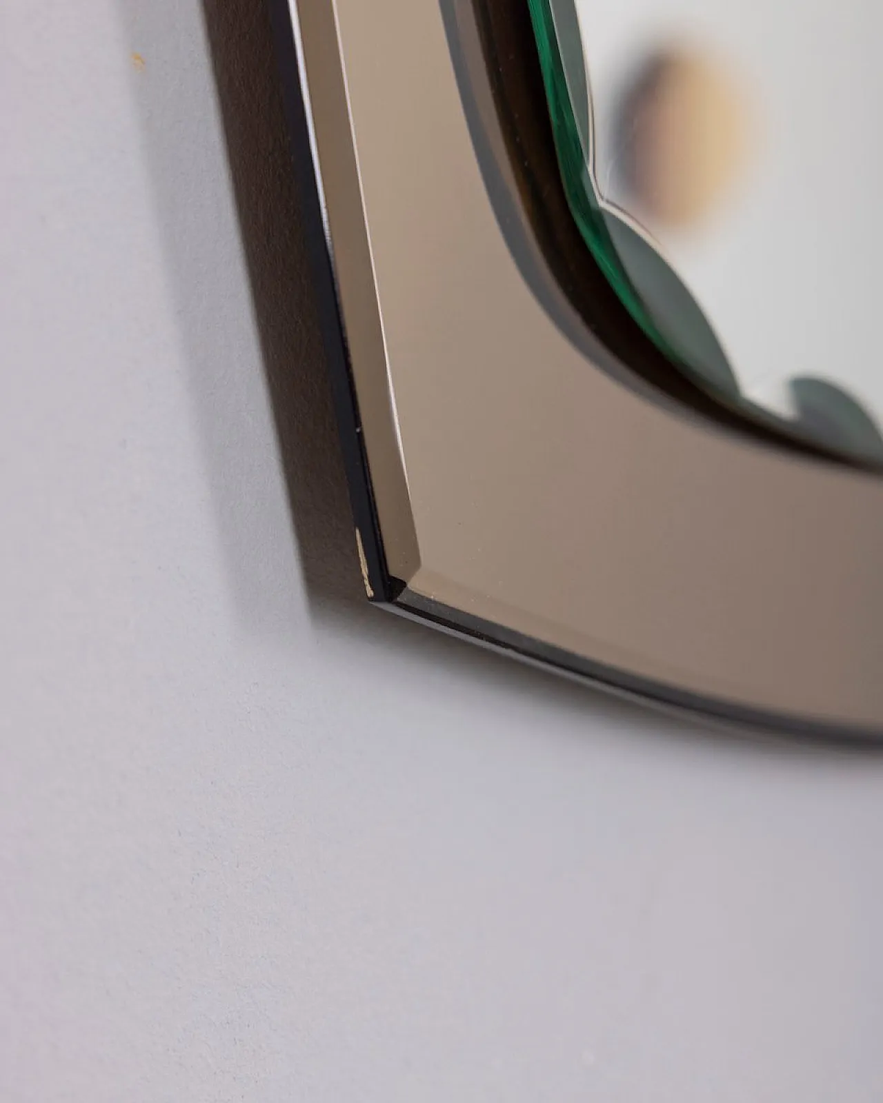 Specchio da parete in vetro fumé con faretti, anni '60 8