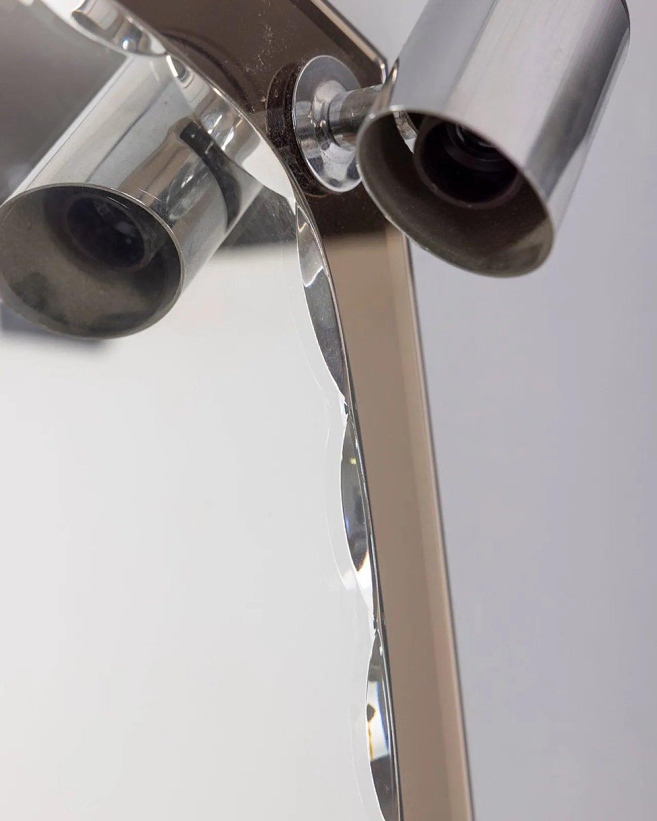 Specchio da parete in vetro fumé con faretti, anni '60 9