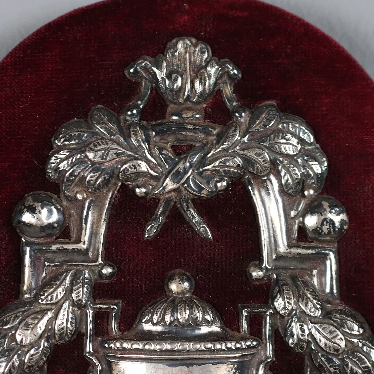 Pair of embossed and chiseled silver holy water fonts, 19th century 4