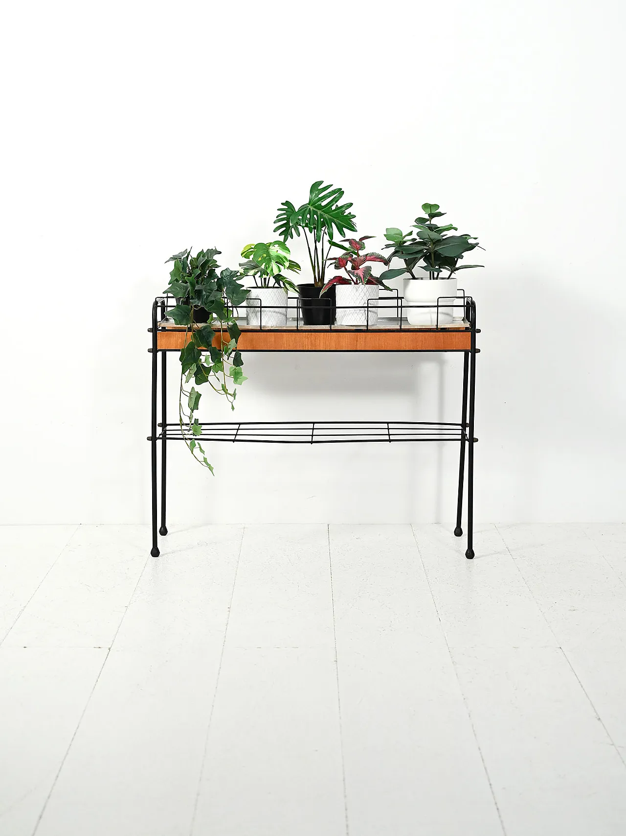 Scandinavian flower holder in black metal and teak 1