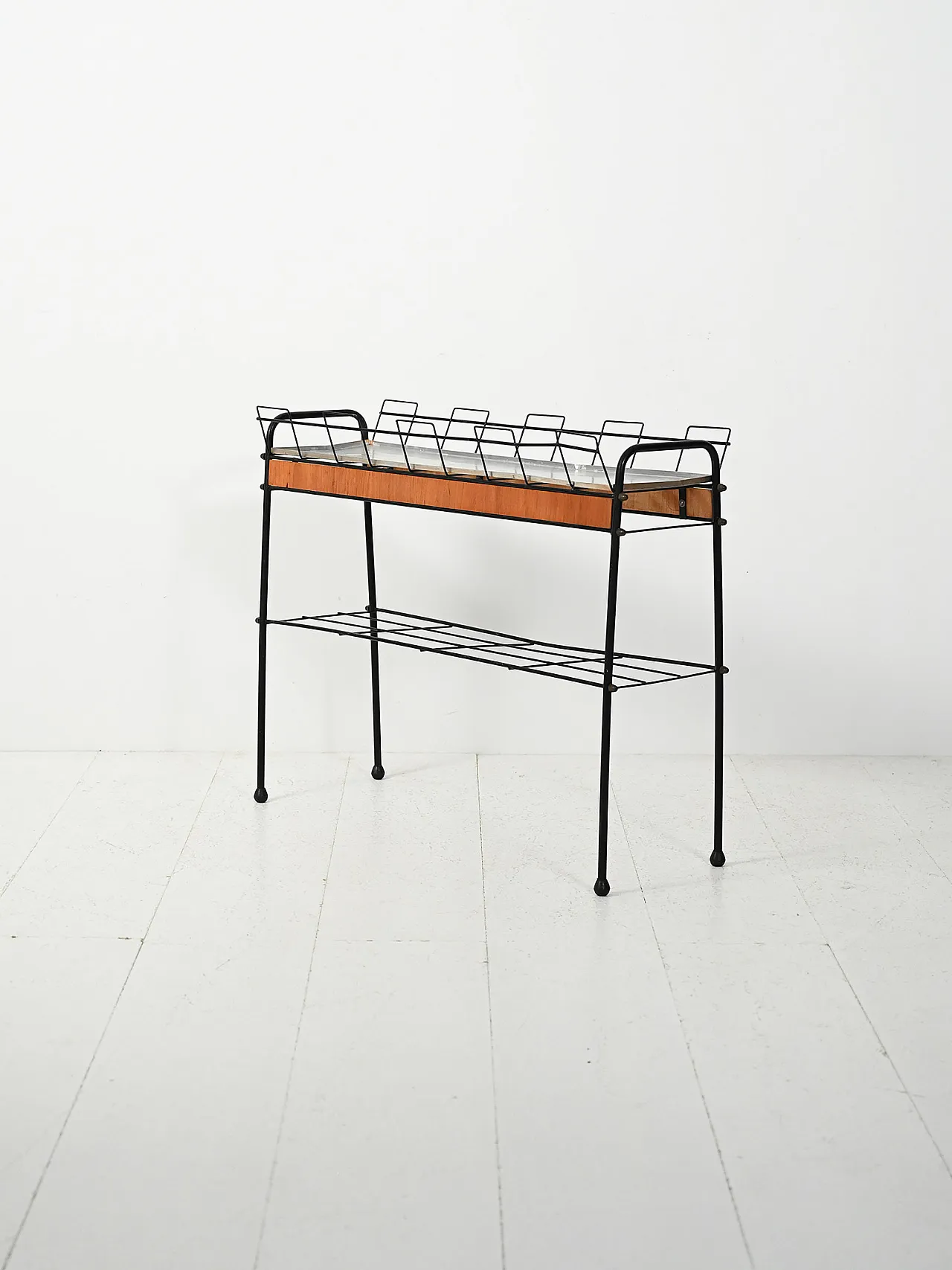 Scandinavian flower holder in black metal and teak 4