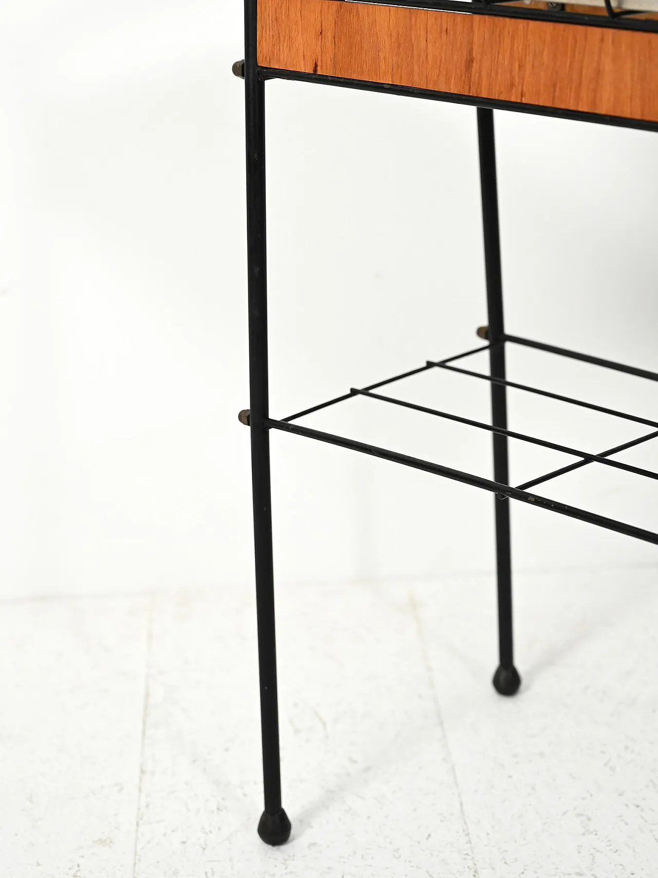 Scandinavian flower holder in black metal and teak 7