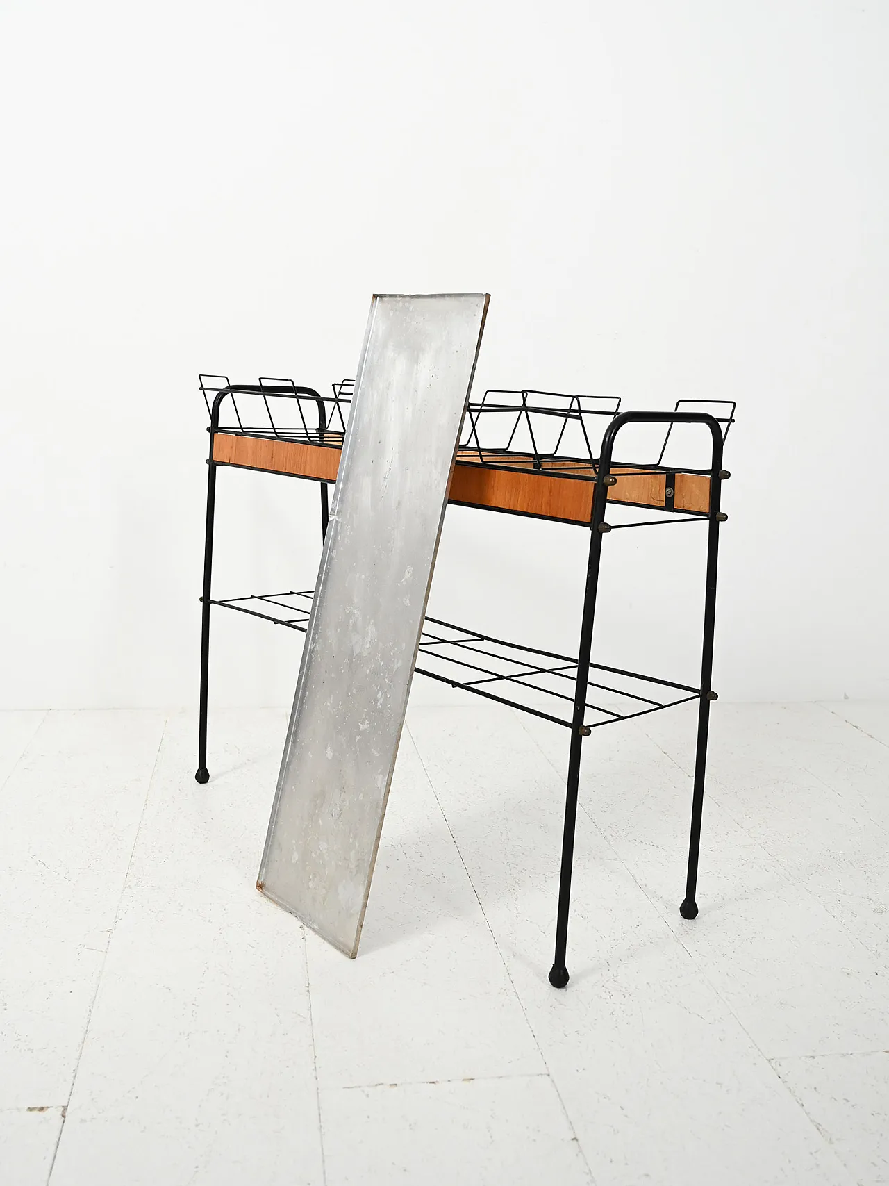 Scandinavian flower holder in black metal and teak 8