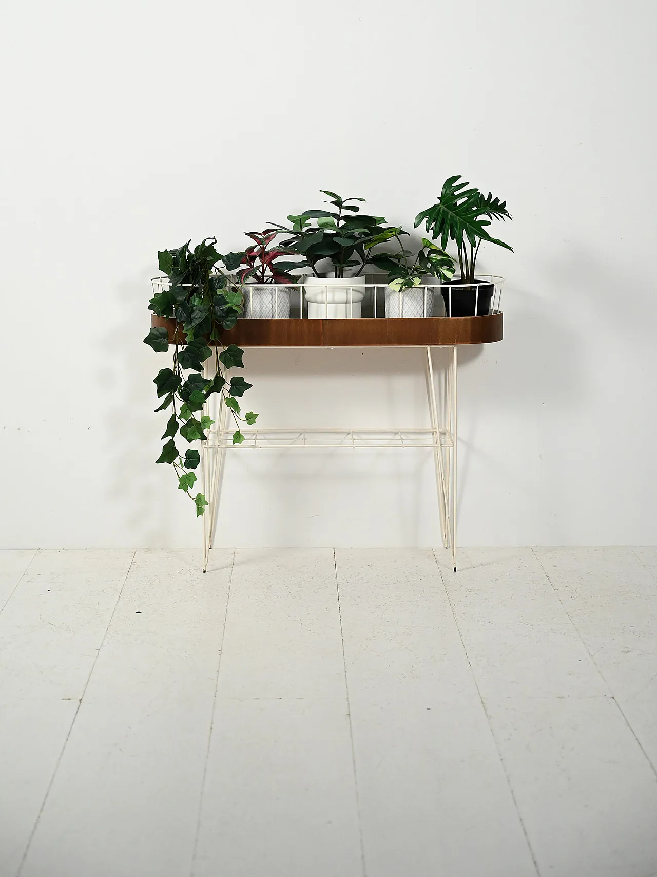 Scandinavian oval flower holder in metal and teak 1