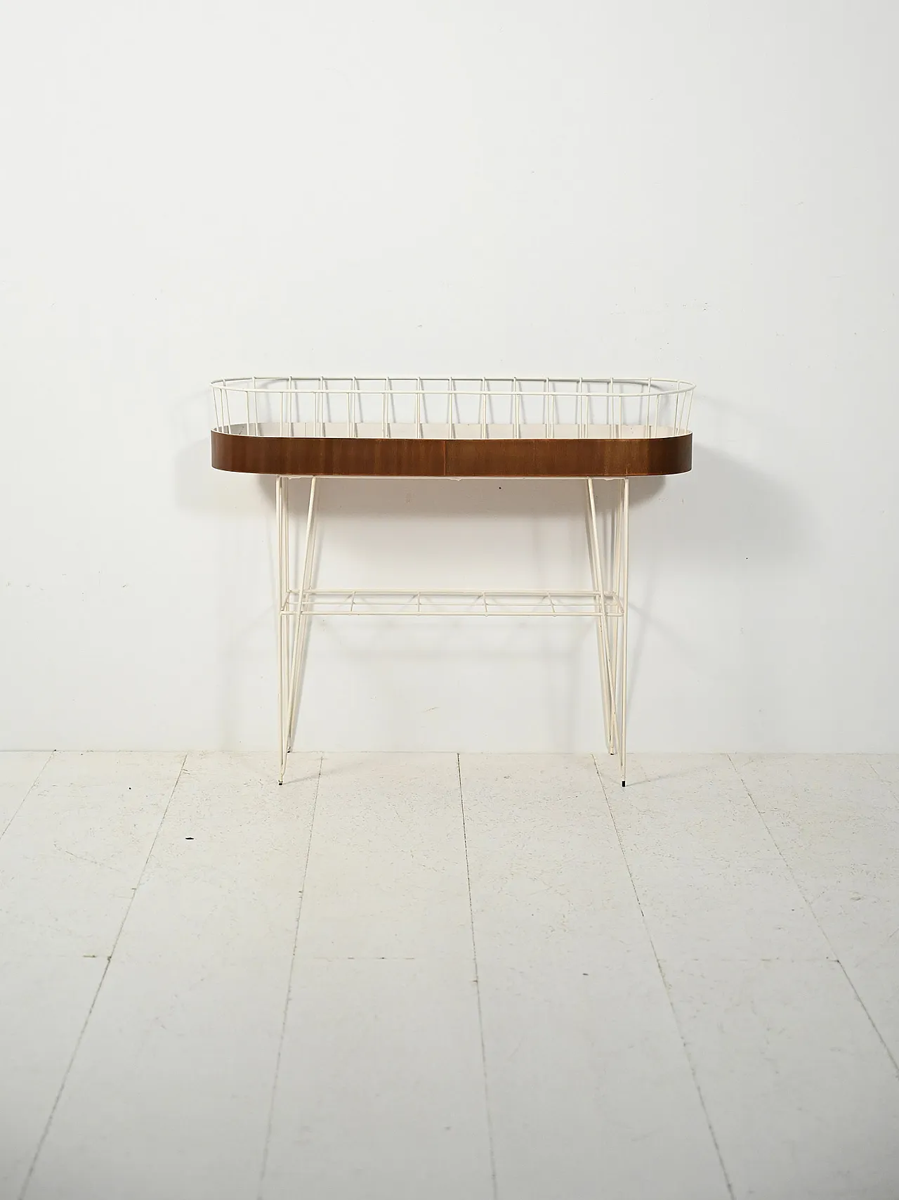 Scandinavian oval flower holder in metal and teak 2