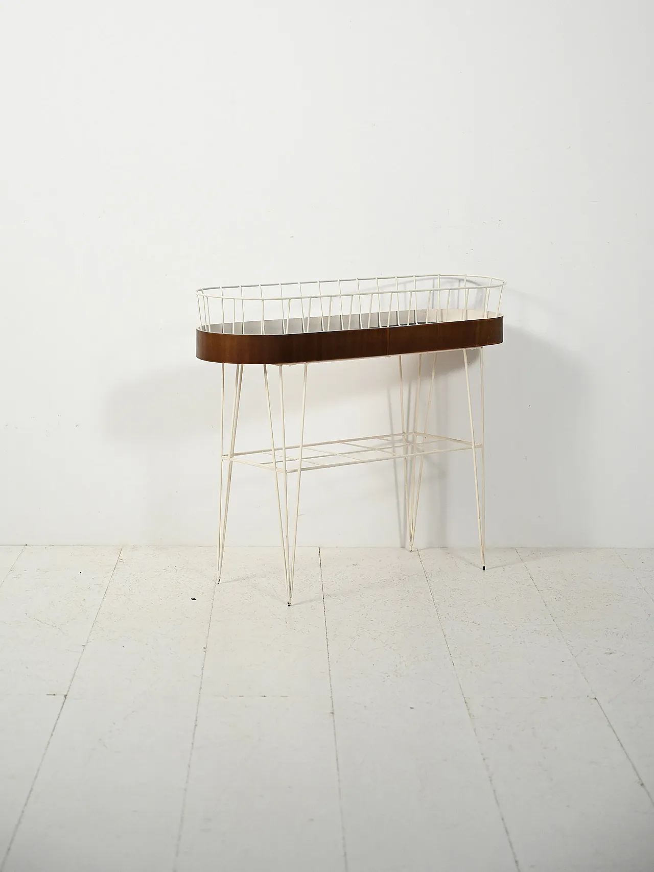 Scandinavian oval flower holder in metal and teak 3