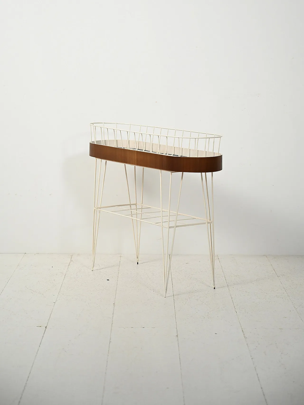 Scandinavian oval flower holder in metal and teak 4