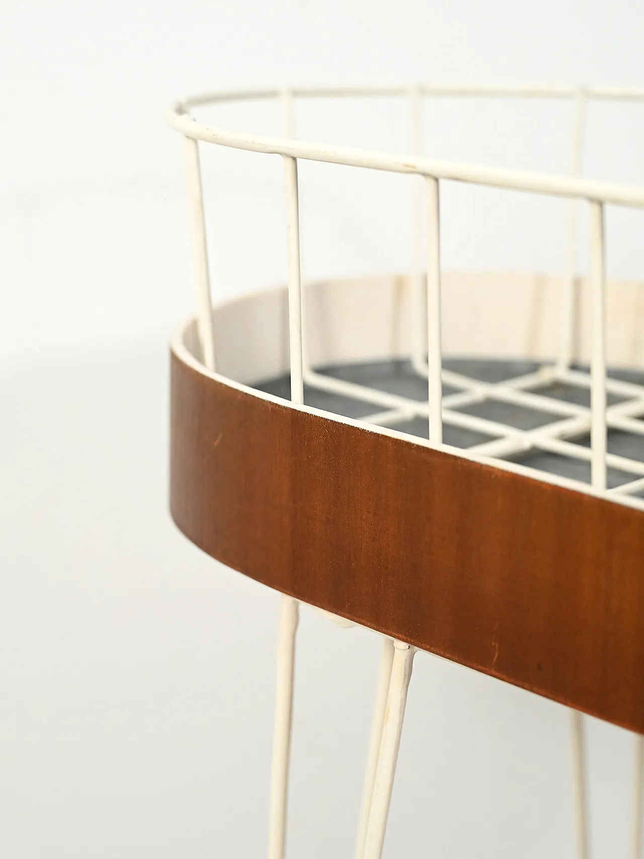 Scandinavian oval flower holder in metal and teak 6