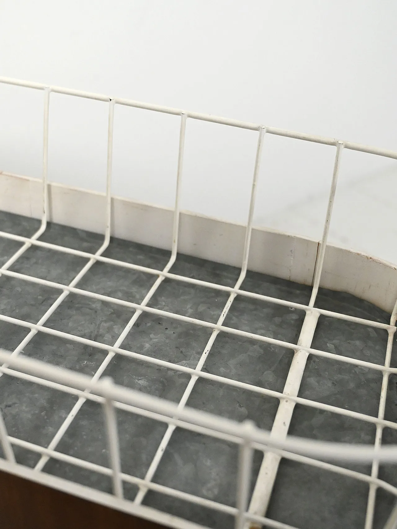 Scandinavian oval flower holder in metal and teak 7