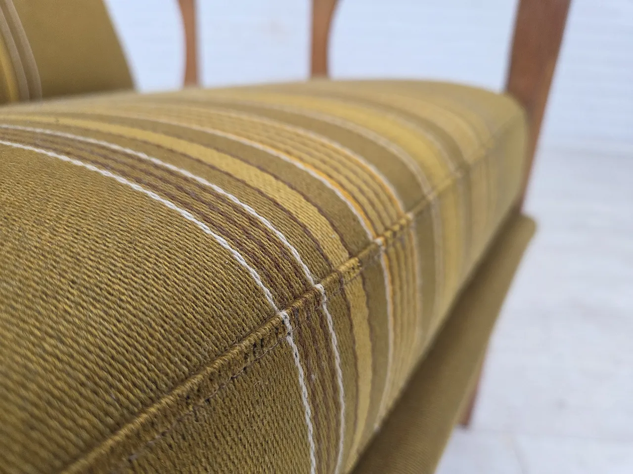 Poltrona danese, lana, legno massello di rovere, anni '70 3