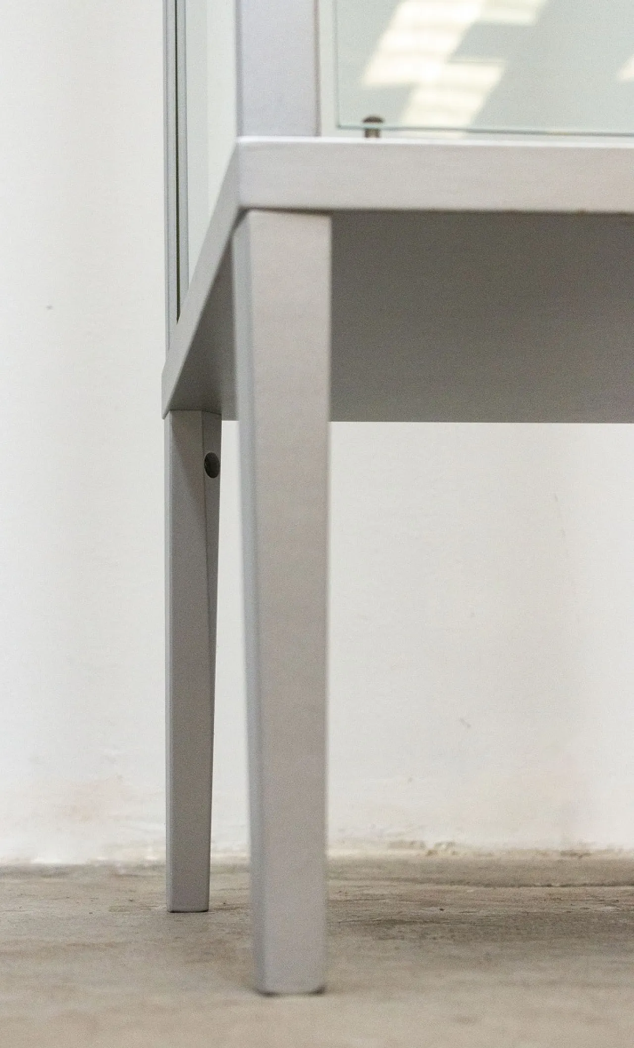 Silver lacquered wooden display case, 20th century 9