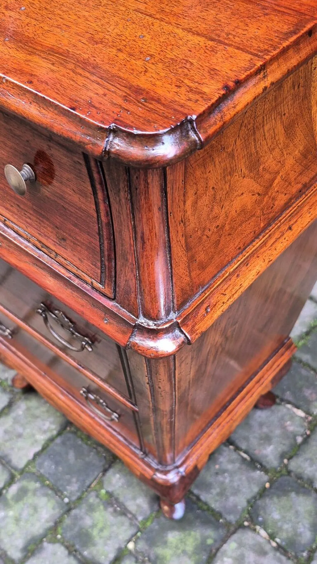Pair of Venetian walnut urn bedside tables, late 19th century 7