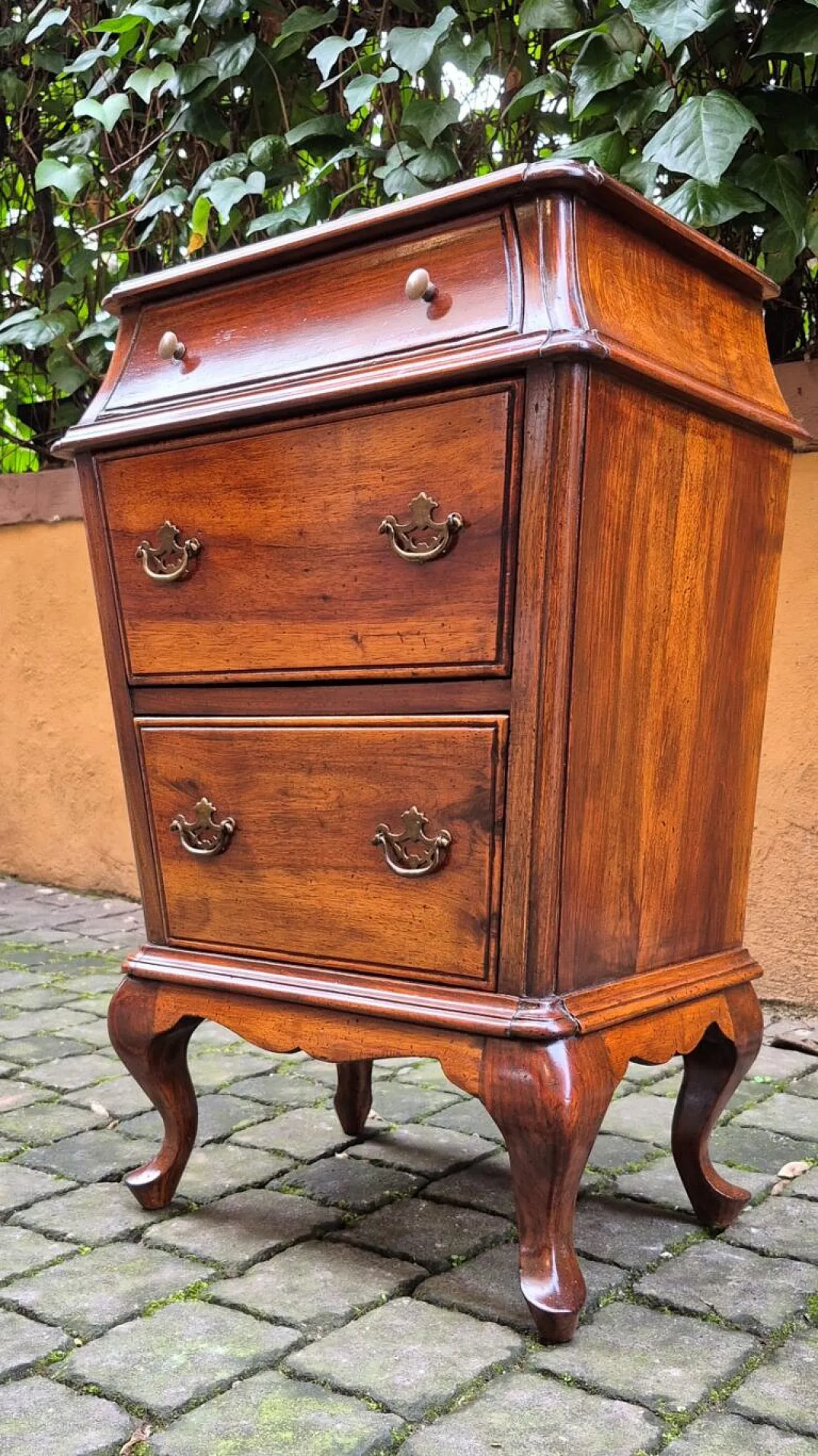 Pair of Venetian walnut urn bedside tables, late 19th century 10