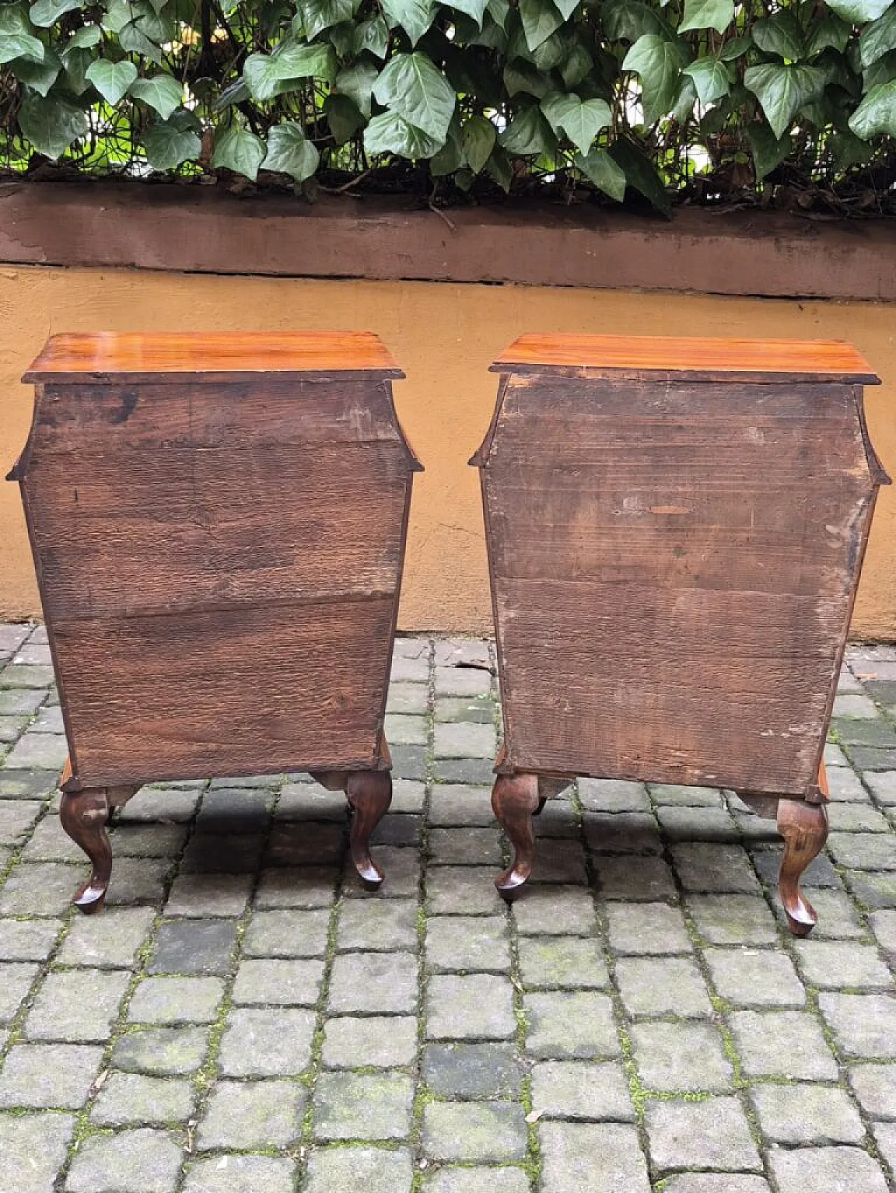 Pair of Venetian walnut urn bedside tables, late 19th century 13