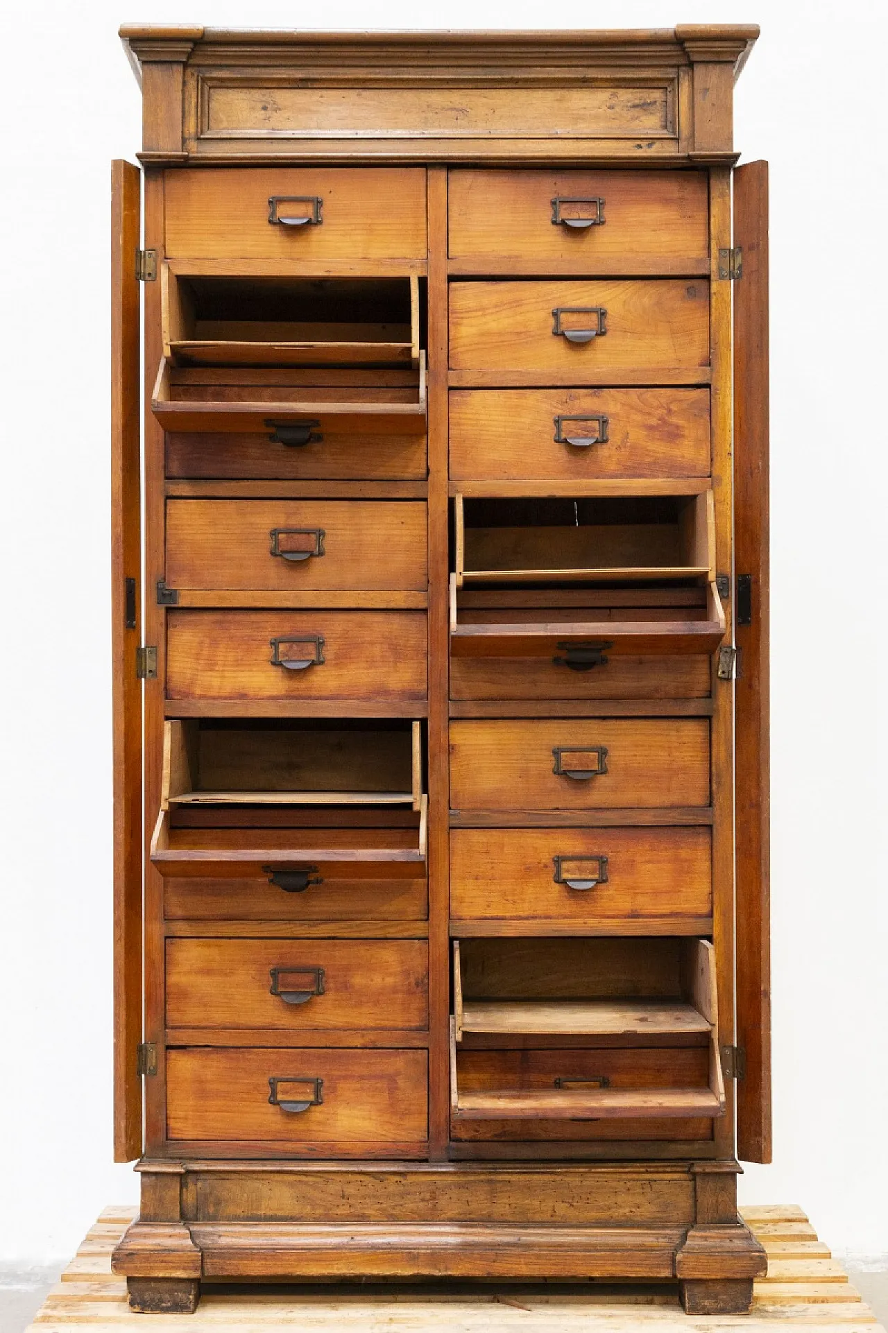 Solid oak filing cabinet, early 20th century 3