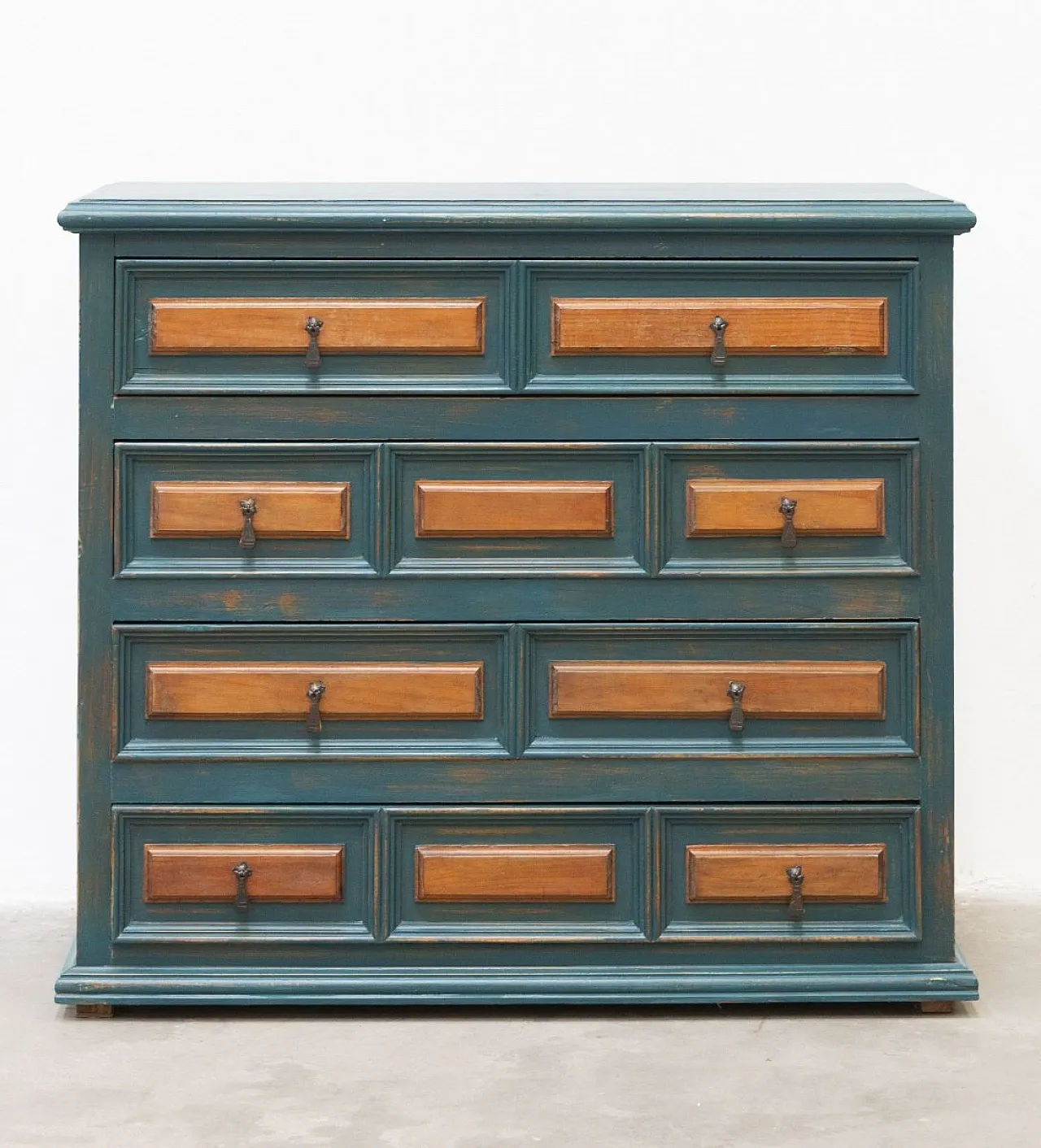 Cassettiera in abete e maniglie in ferro antichizzato, '900 1