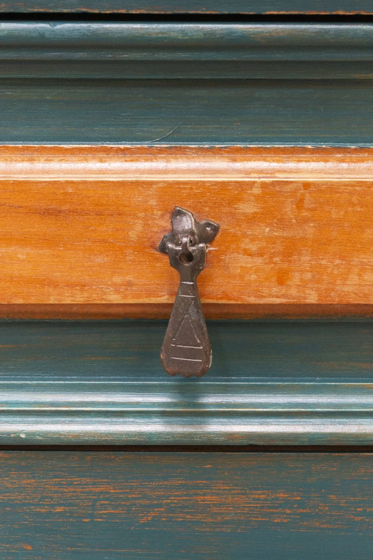 Cassettiera in abete e maniglie in ferro antichizzato, '900 10