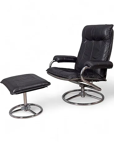 Poltrona in pelle nera con poggiapiedi, anni '70