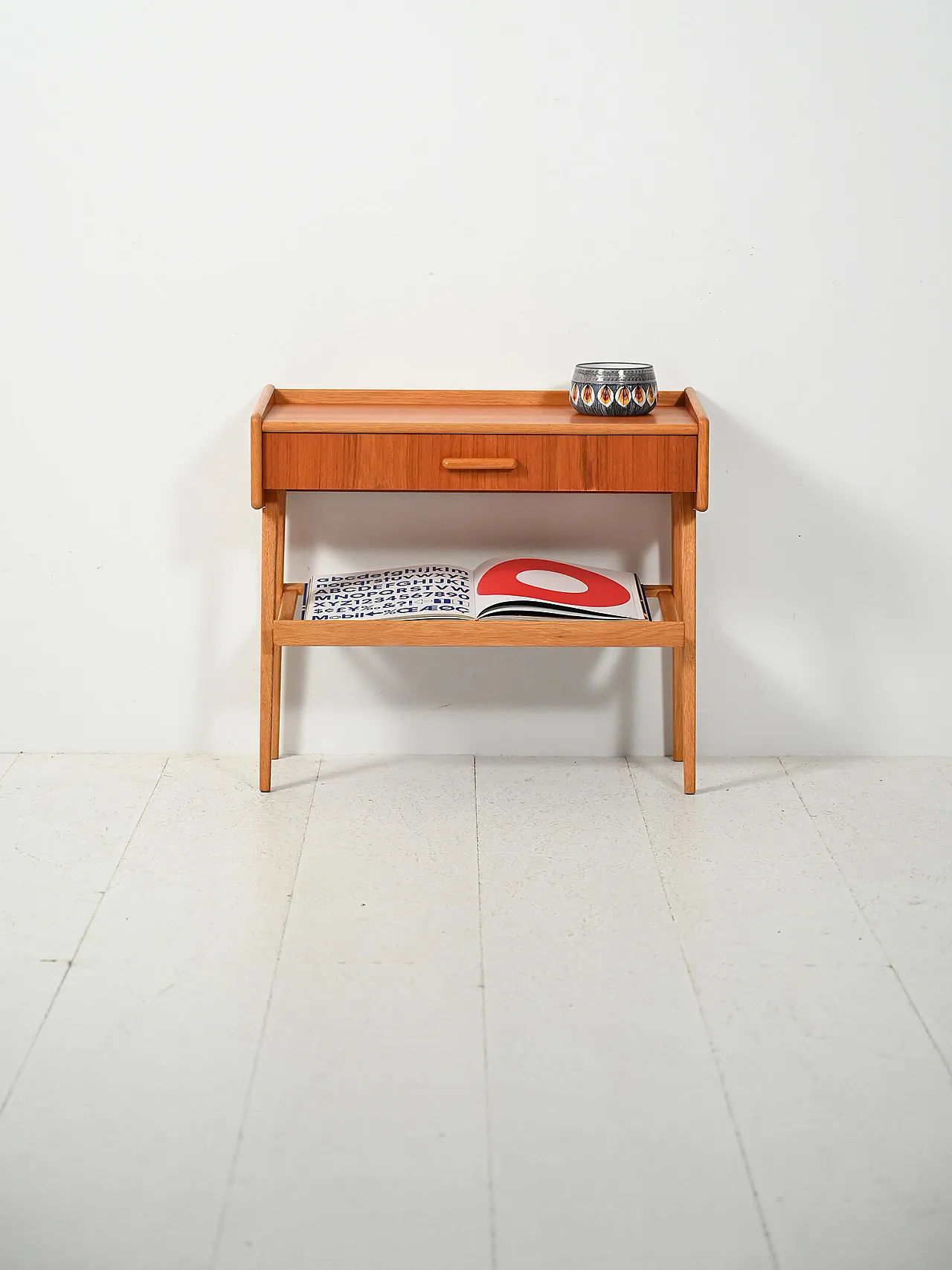Comodino scandinavo con cassetto e portariviste 1