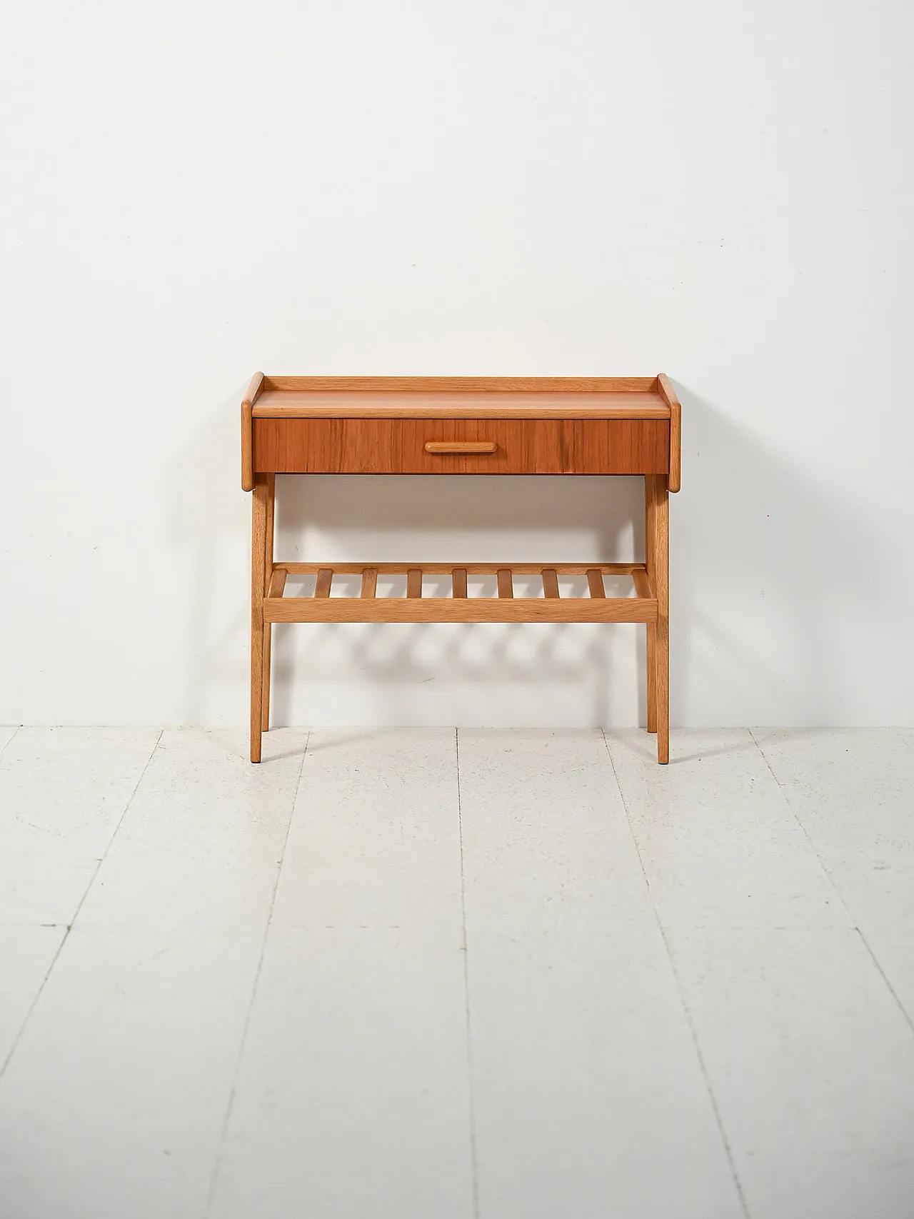 Comodino scandinavo con cassetto e portariviste 2